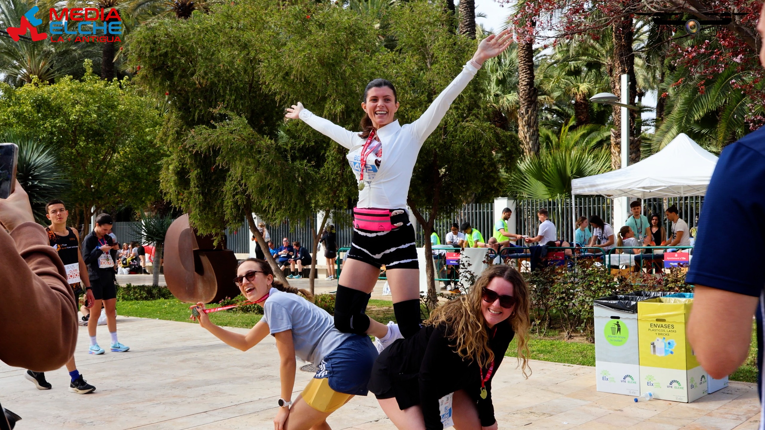 Corredoras celebrando en meta