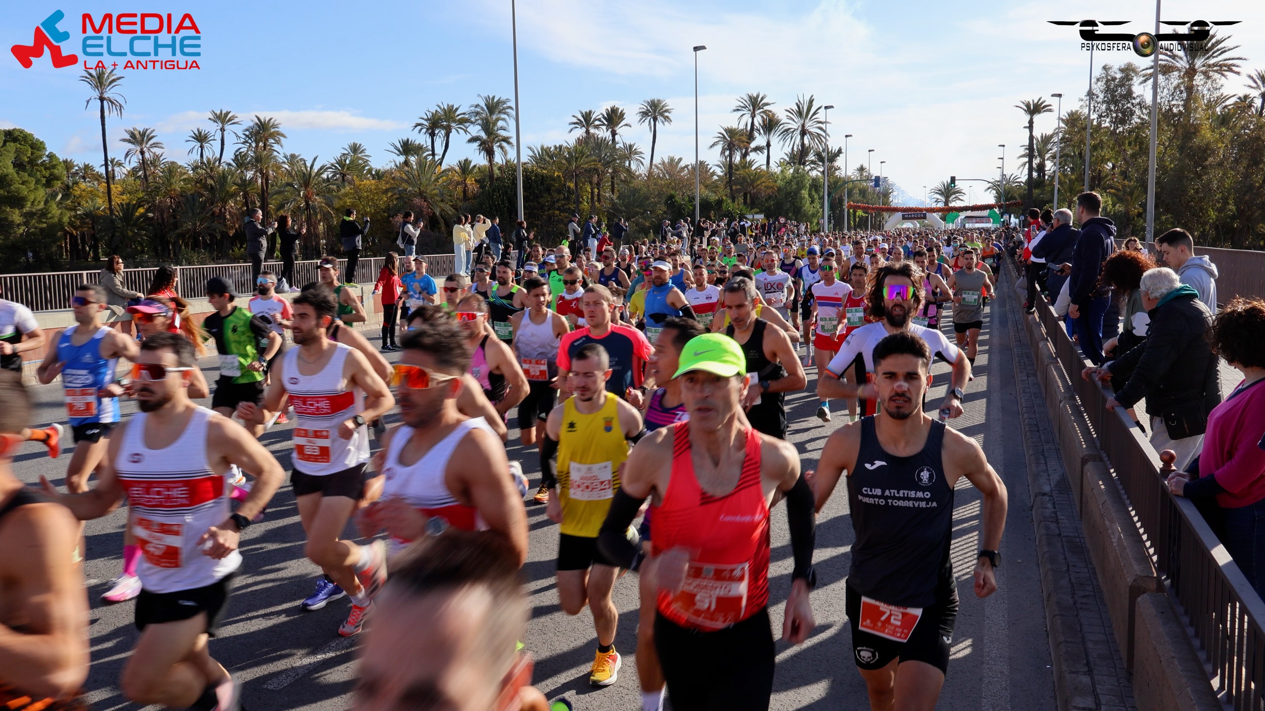Corredores pasando por el puente