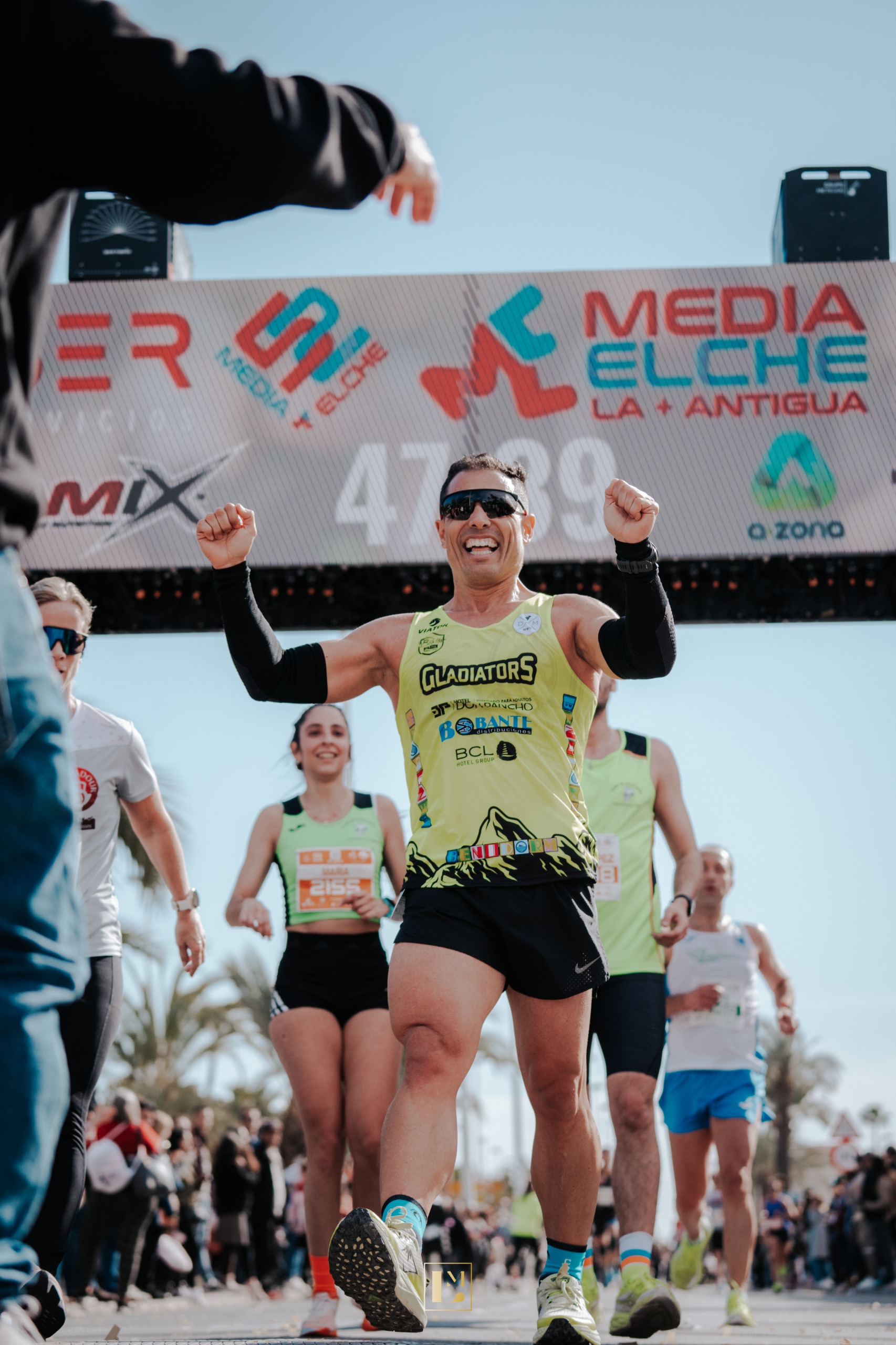 Corredor celebrando en meta