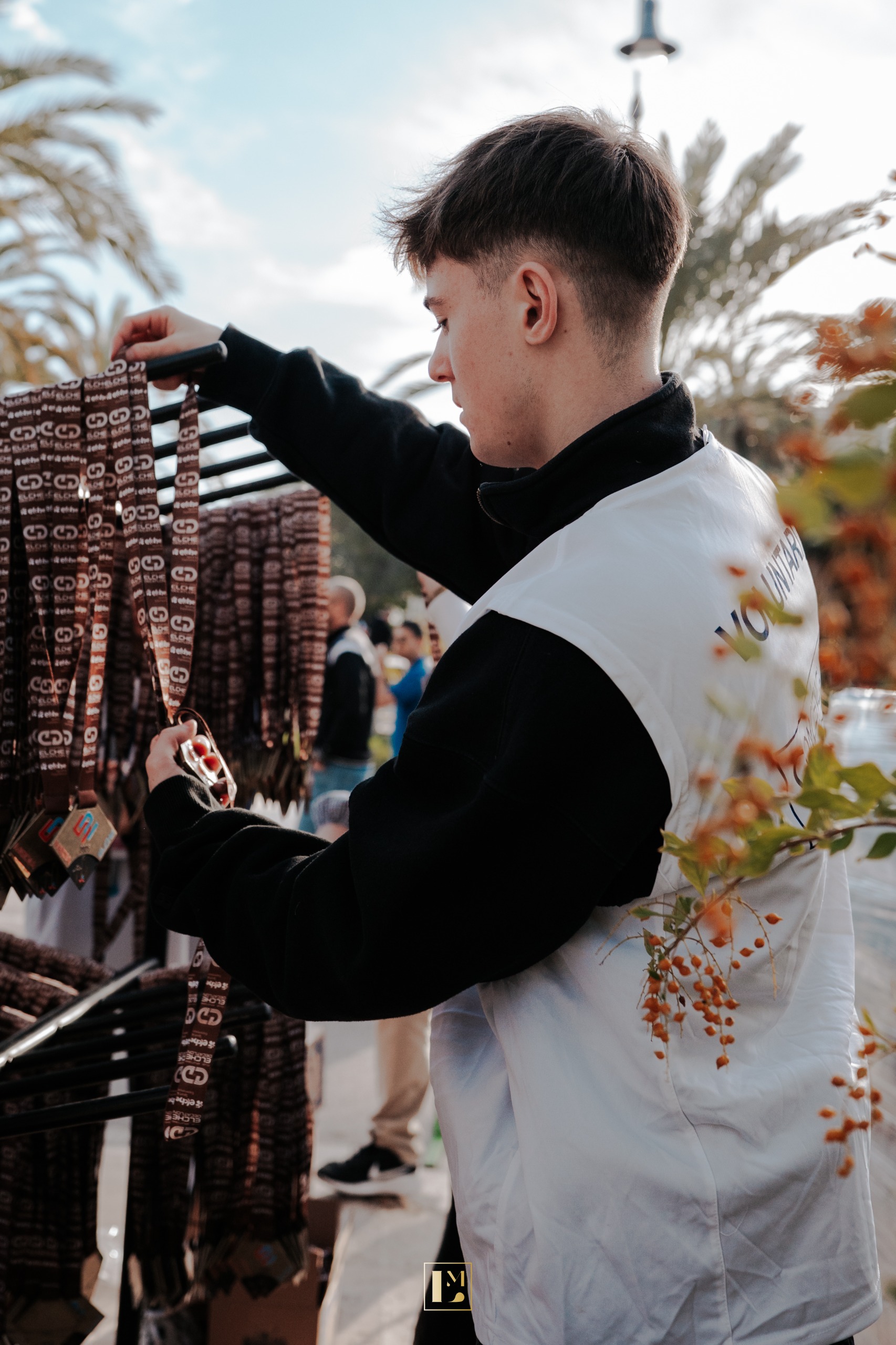 Voluntario preparando medallas